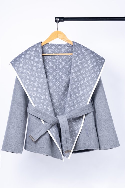 Louis Vuitton Grey White-edged Double-sided Small Flower Short Style Garment with Dust Bag, 99% Wool, 1% Silk