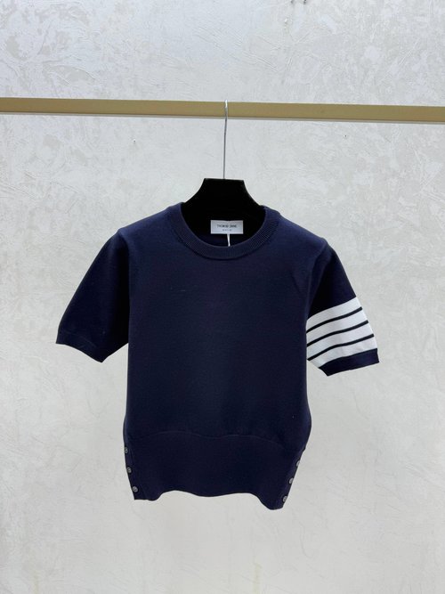 Thom Browne Knit Short Sleeve Top with Color-Blocked Back Pony Jacquard in Gray and Navy