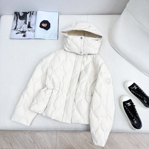 Canada Goose High-end Down Jacket with Detachable Backpack Strap, Slimming and Elegant