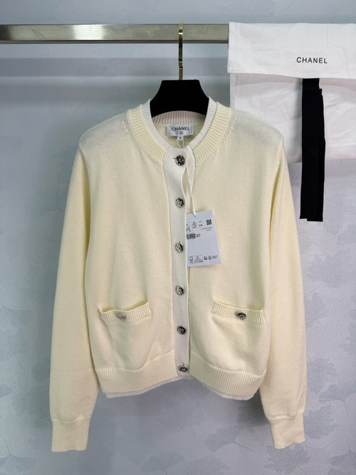 Chanel Contrast Fake Two-piece Knit Cardigan for Warmth