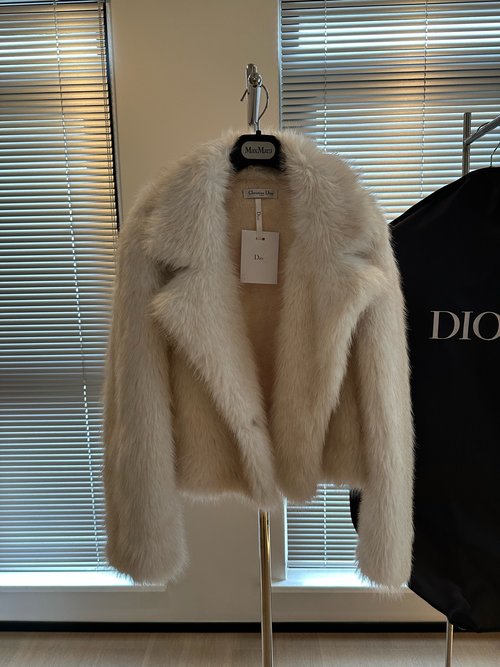 Dior Elegant Fox Fur and Mink Blend Fur Coat with a Stylish Lapel