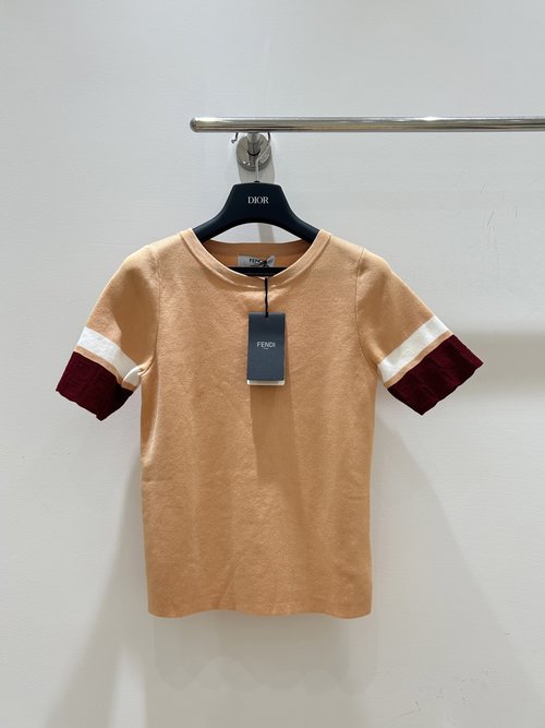 Fendi Round-neck Knit Short-sleeved Top with Contrast Sleeves, Simple and Elegant