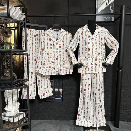 Louis Vuitton Stylish Chain and Satin Four - Leaf Clover Homewear