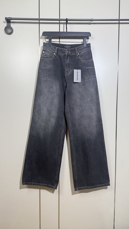 Balenciaga Versatile Grey Jeans Suitable for All Occasions