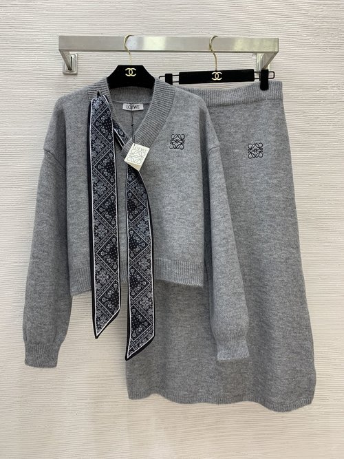 Loewe Sophisticated Cashmere Wool Two-Piece Ensemble with Scarf Trim