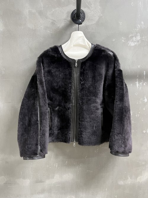 Max Mara Versatile and Elegant Fur-Integrated Garment in Classic Melange