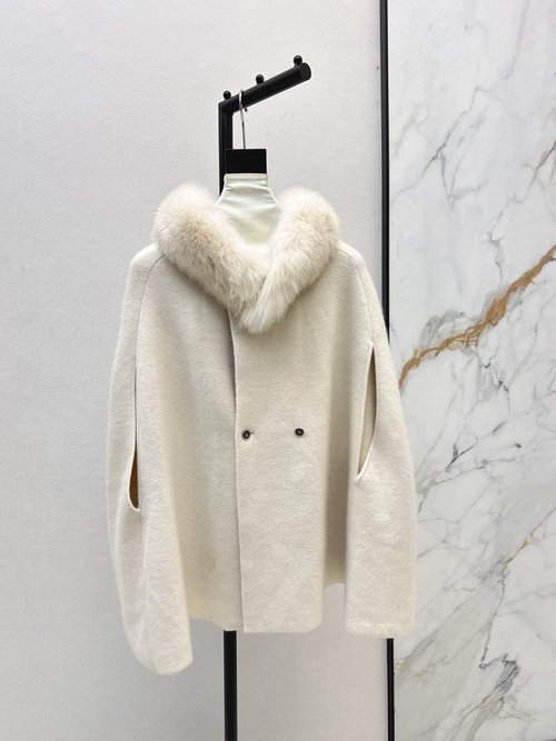 Fendi Fox Fur Decorated Cloak, Comfortable, Slimming and Versatile