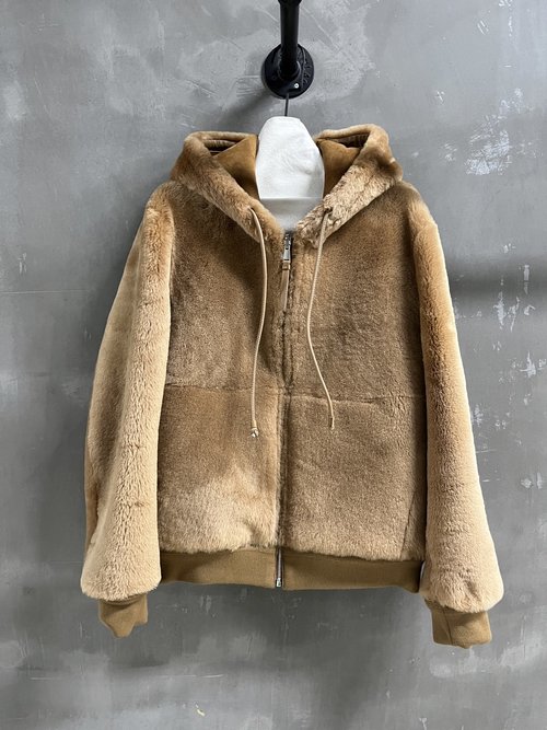 Loewe Versatile Reversible Fur - in - one Garment with Imported Merino Wool