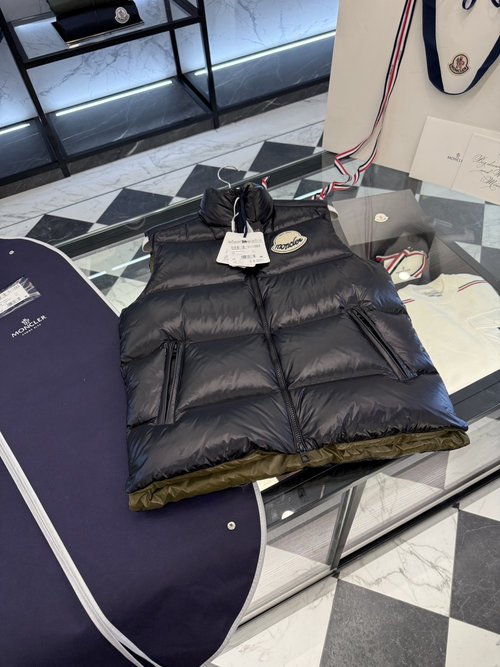 Moncler Contrast-Trimmed Down Gilet for All Seasons