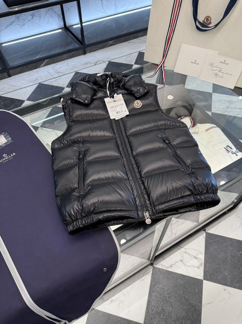 Moncler High-Quality Down Vest with Detachable Hood, Detailed Shots