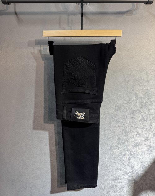 Burberry Comfortable and Elegant Straight-Leg Jeans