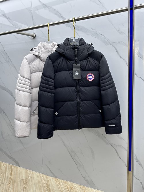 Canada Goose Fashionable Hooded Down Jacket with Classic Logo
