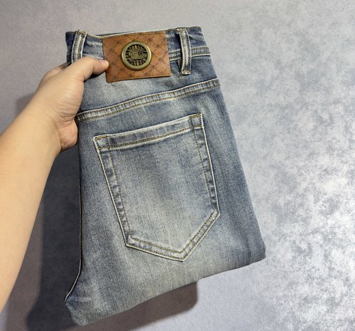 Burberry Comfortable and Stylish Straight-Leg Jeans