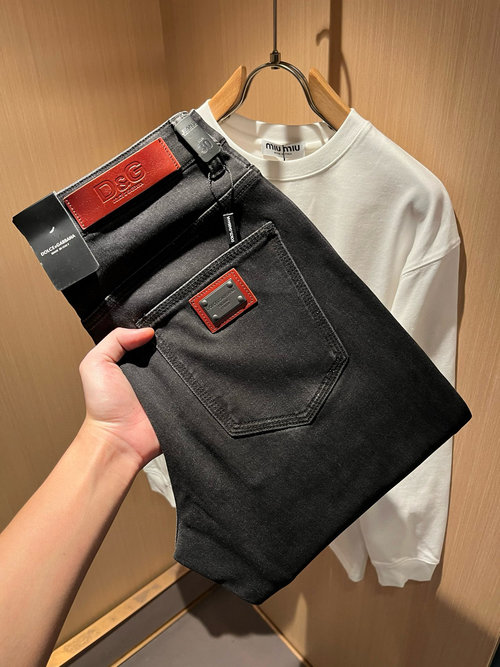 Celine Comfortable Jeans: Unique Style with Meticulous Details
