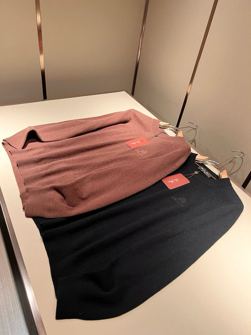 Loro Piana Comfortable Knit Cashmere Sweater with Embroidered Logo